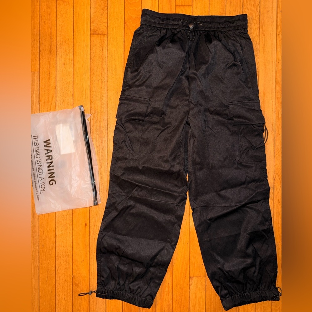 NWT Men’s Medium Black Pants Elastic Waist Cargo Pockets Elastic Ankles